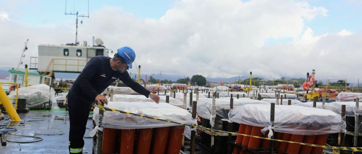 Profissional checa fogos em balsa. #pratodosverem
