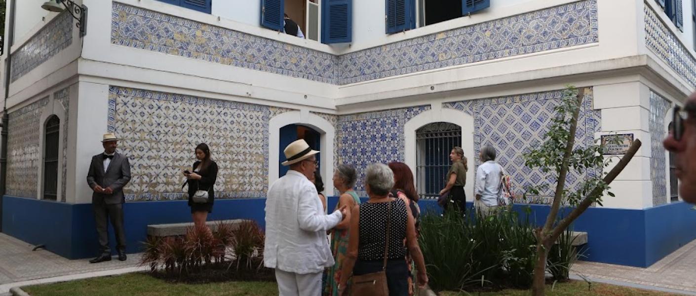 pessoas chegando na casa das culturas #paratodosverem