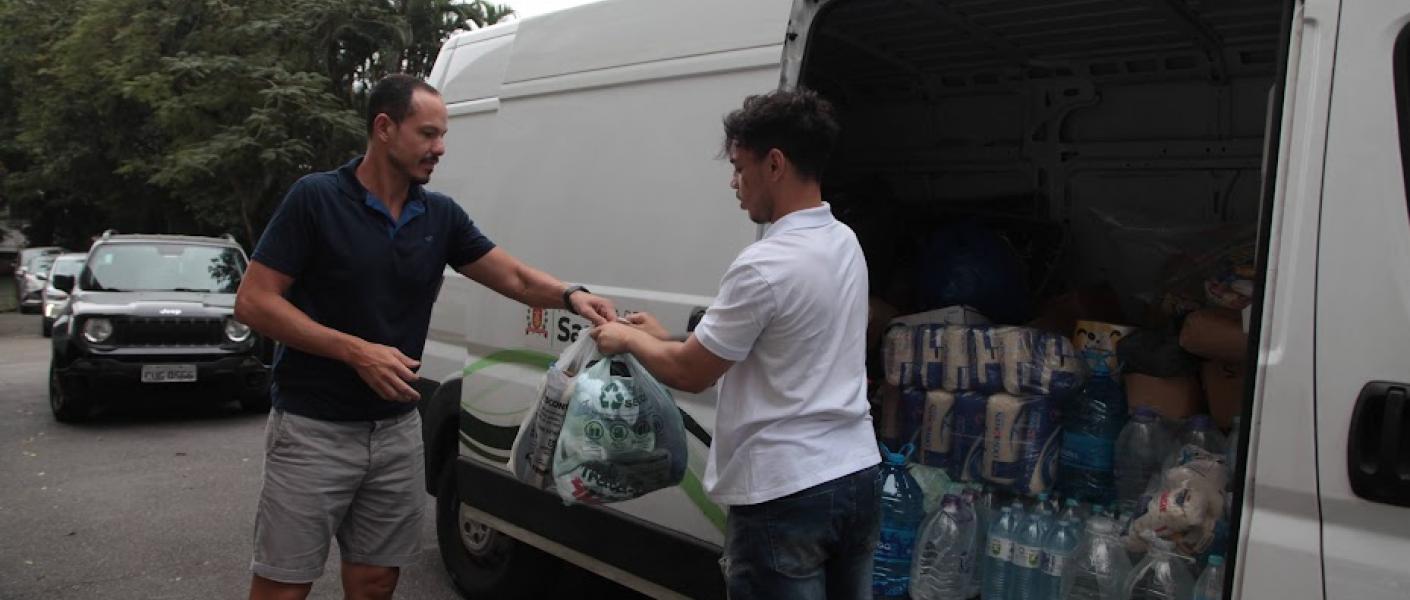 homem entrega doação em van #paratodosverem