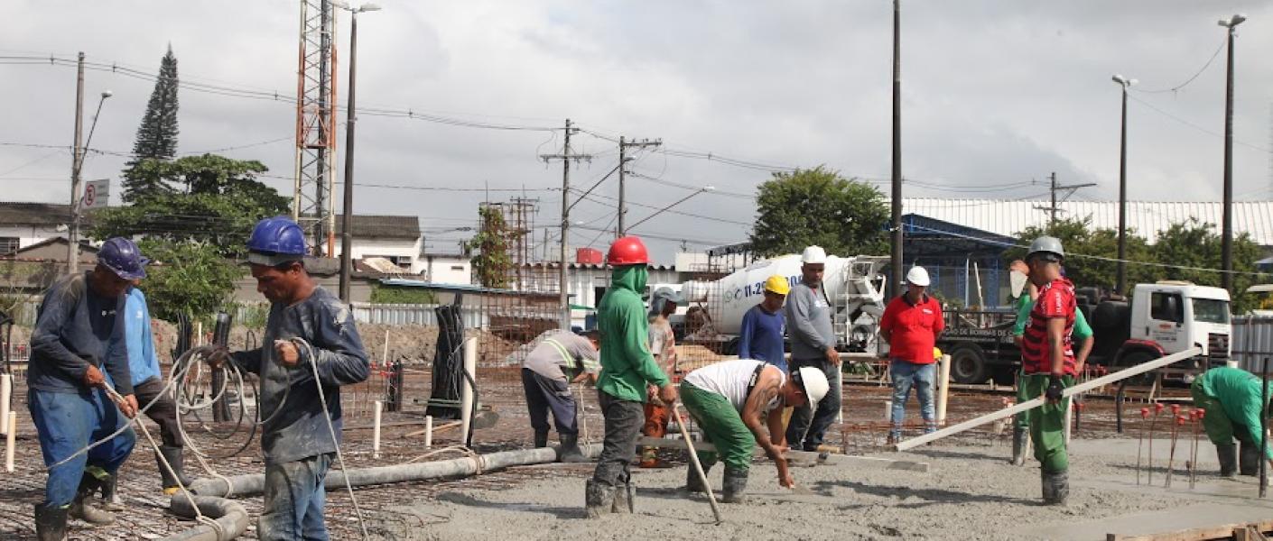 operários atuando na concretagem da laje #paratodosverem