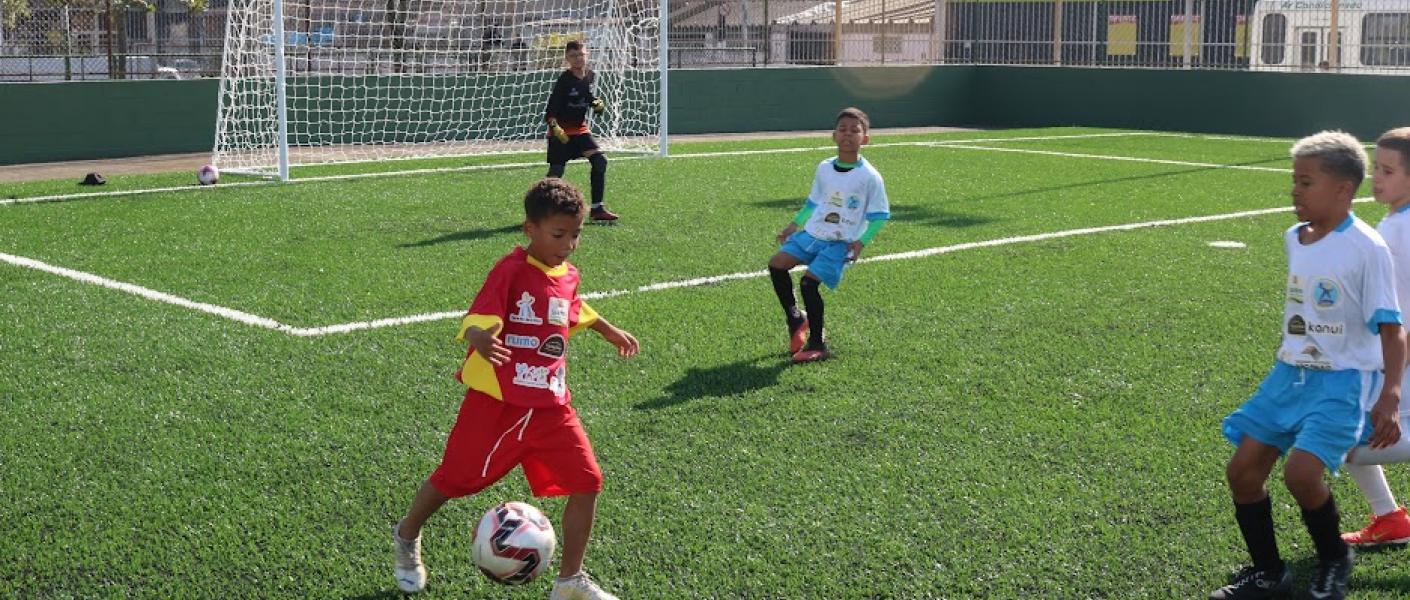 meninos jogando bola na quadra nova #paratodosverem