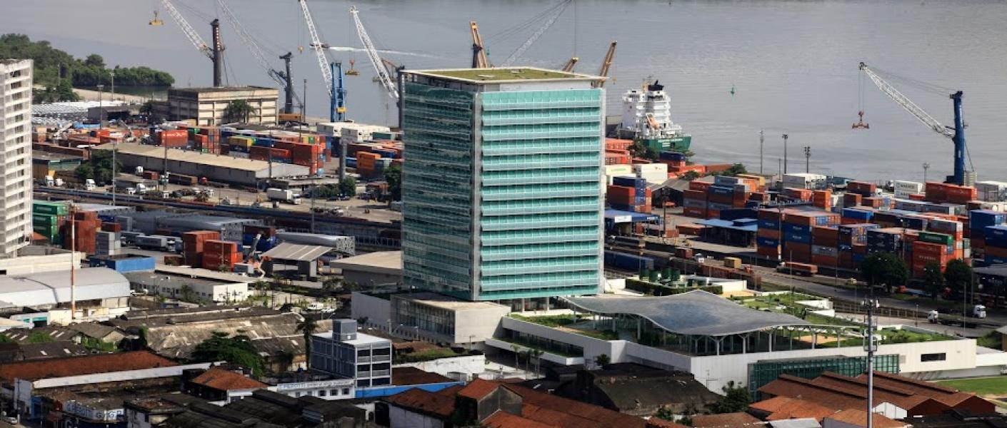 área do centro histórico com construções e o porto ao fundo. #paratodosverem