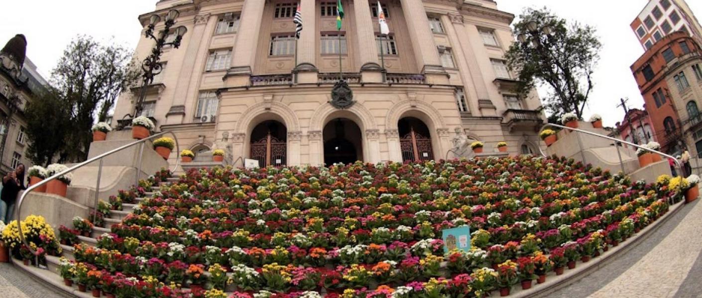 flores embelezam escadaria do Paço Municipal #paratodosverem