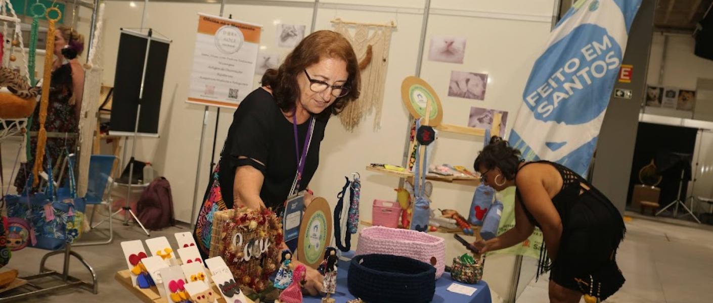 pessoas olhando produtos em feira #paratodosverem