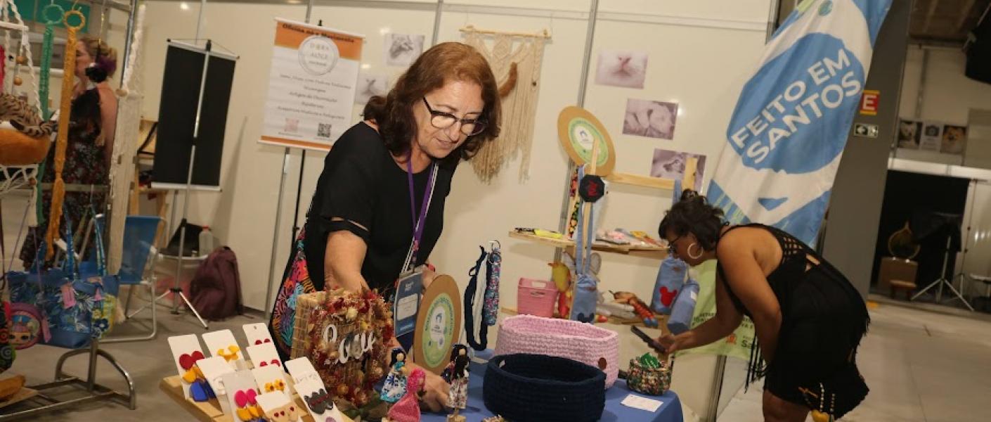 pessoas olhando produtos em feira #paratodosverem 