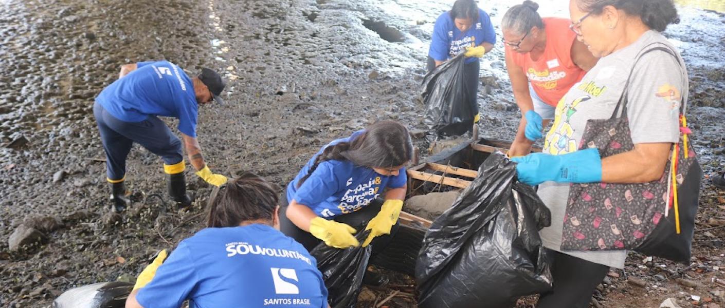 Ação ambiental instala nova ecobarreira e retira 1,9 mil kg de lixo do São Manoel