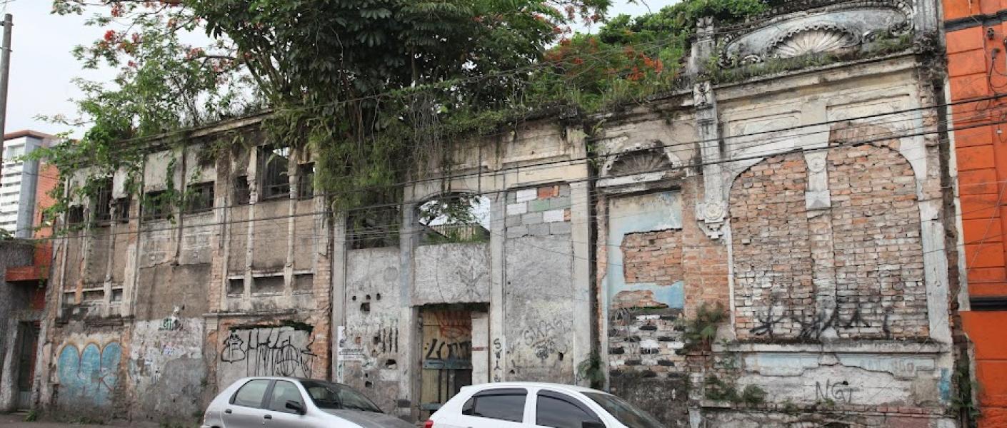 imóvel abandonado com dois carros na frente #paratodosverem