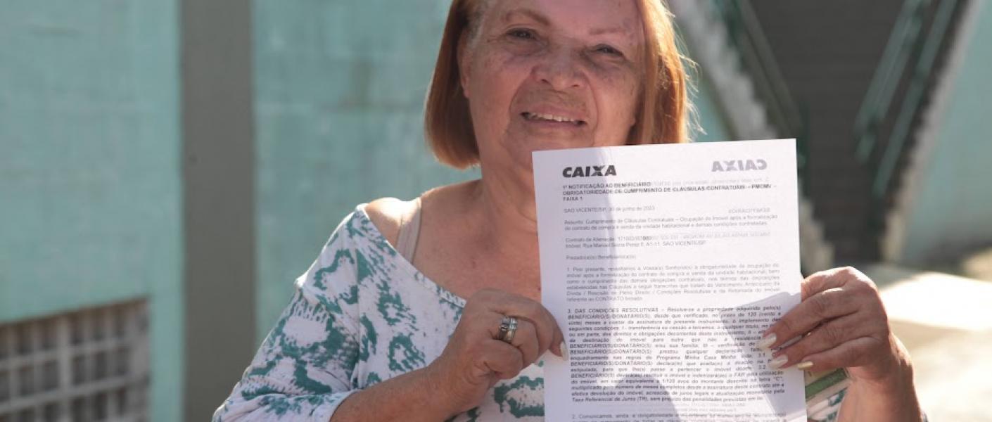 mulher mostra contrato assinado #paratodosverem