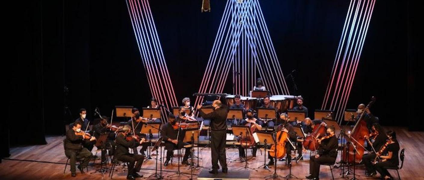 orquestra se apresentando #paratodosverem