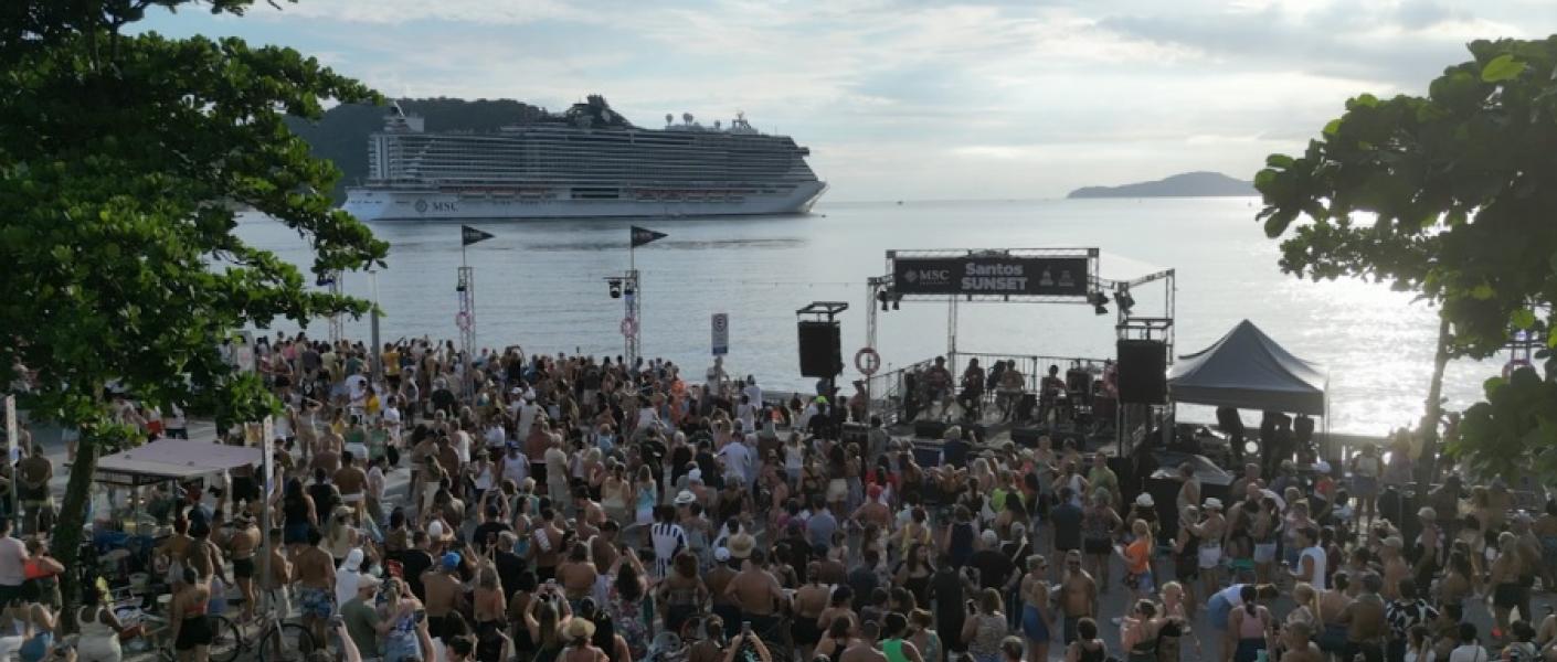 Público lotou a orla da Ponta da Praia no entorno do Aquário. Foto: Diego Matos. Público lota o entorno do Aquário Municipal. #pratodosverem