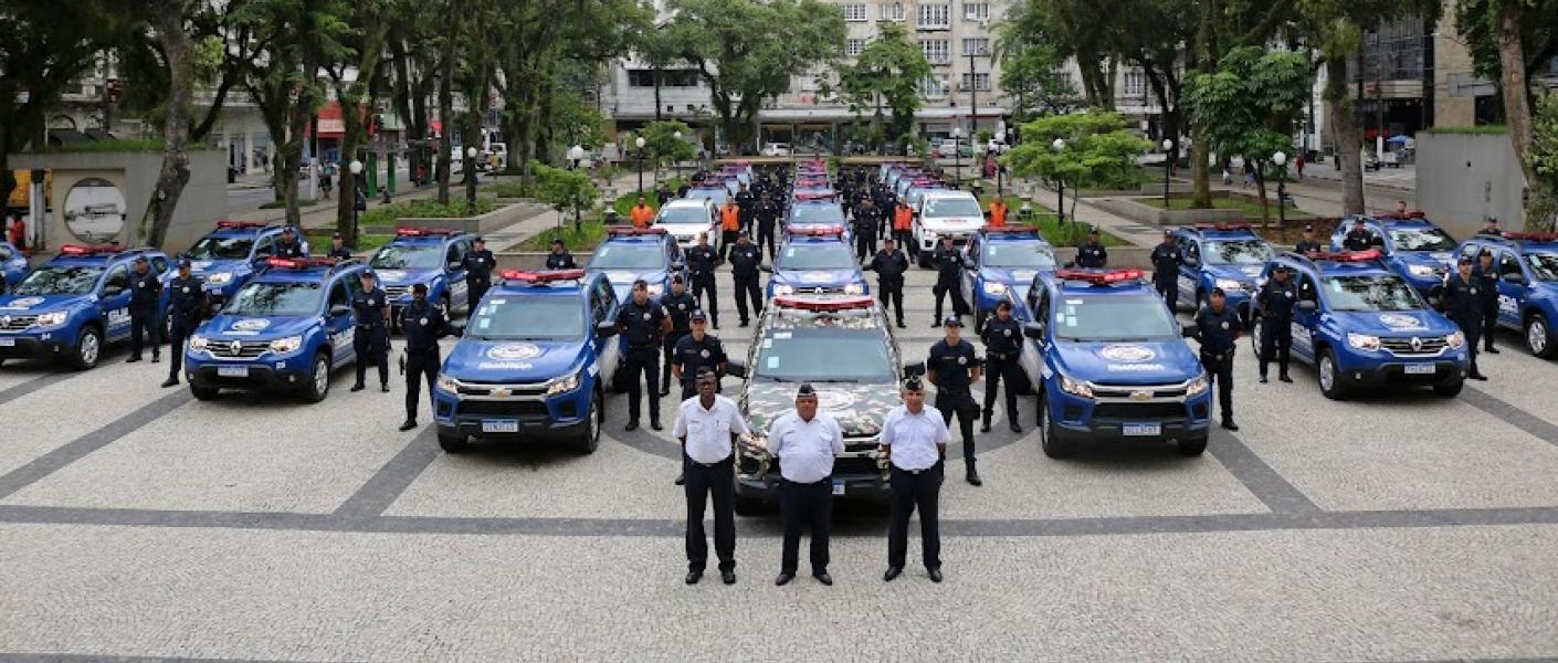 VÁRIAS VIATURAS ESTACIONADAS NA PRAÇA MAUÁ. #PARATODOSVEREM