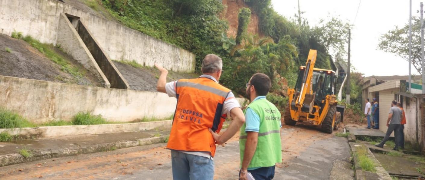 Técnico da Defesa Civil e da Prefeitura Regional observam área de encosta. #pratodosverem