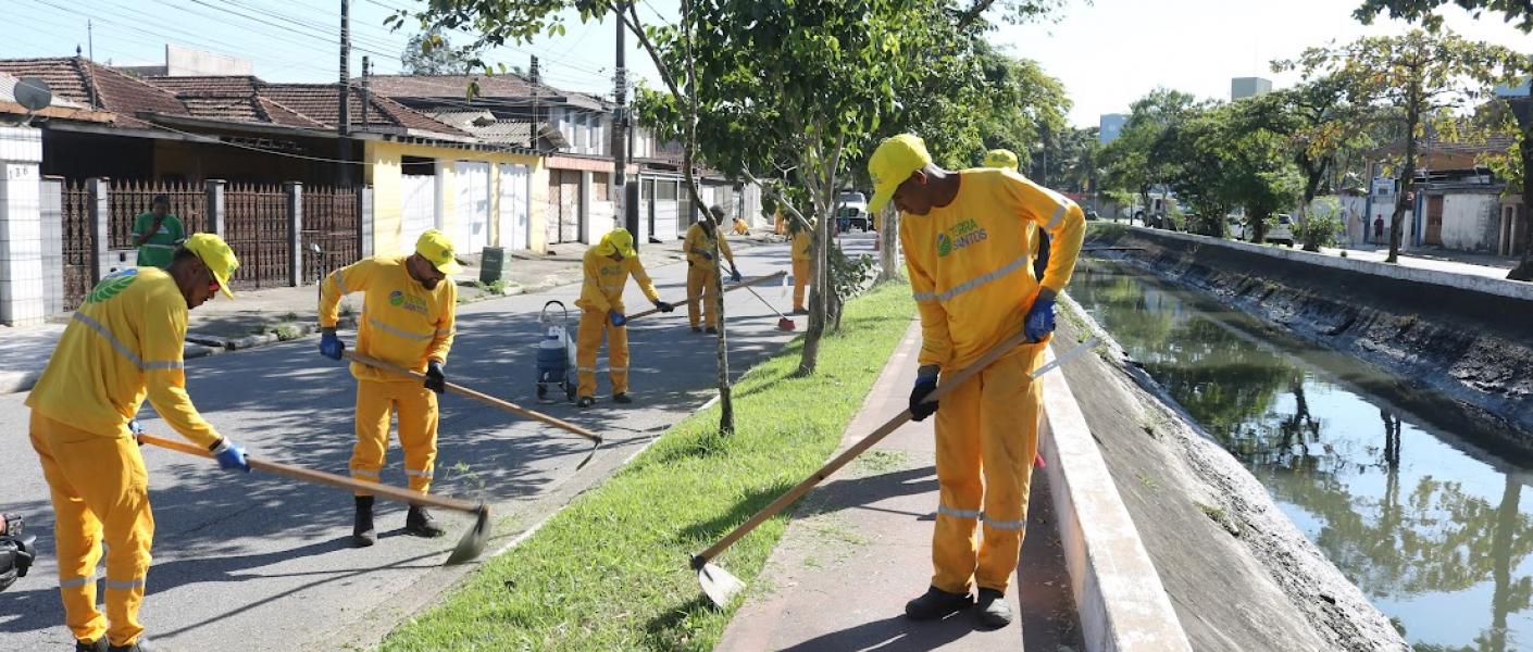 operários atuando em limpeza #paratodosverem