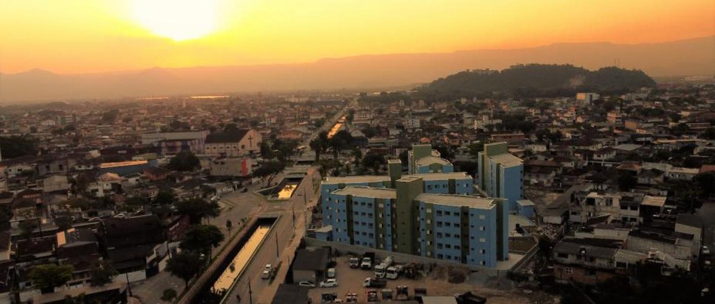 Vista aérea da região com pôr de sol ao fundo. #pratodosverem