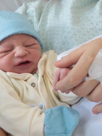 bebê recém-nascido em hospital. #paratodosverem
