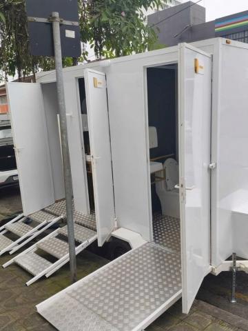 trailer de banheiro químico. #paratodosverem 