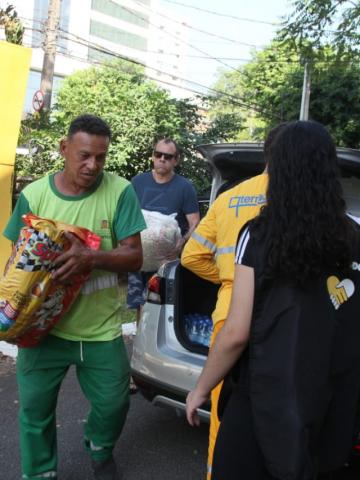 homens retirando doações de carro #paratodosverem