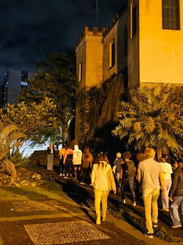 alunos passeando no outeiro #paratodosverem