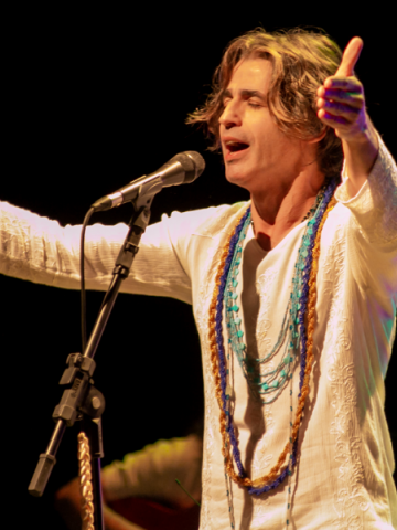 pessoa cantando no microfone #paratodosverem 