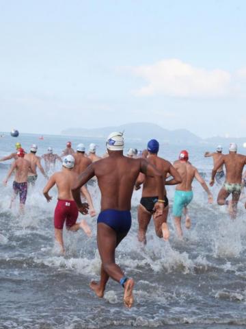 atletas correndo para o mar #paratodosverem