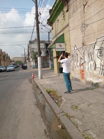homem fotografa fios em poste., #paratodosverem 