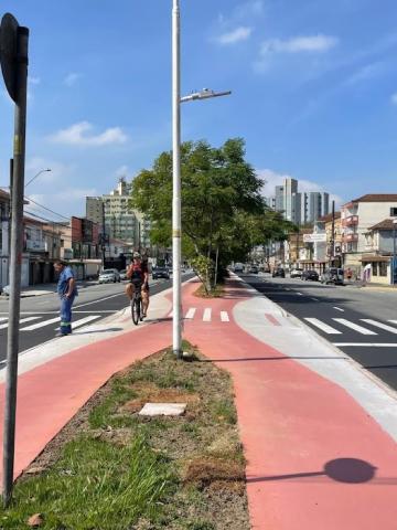 Ciclovia revitalizada com ciclista trafegando #paratodosverem 