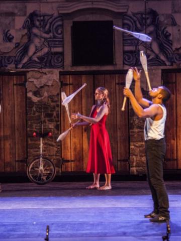 artistas fazem movimentos de circo #paratodosverem