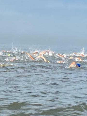 pessoas nadando no mar #paratodosverem 