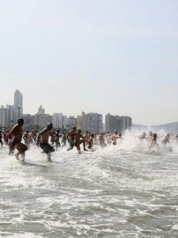 atletas entrando na água #paratodosverem
