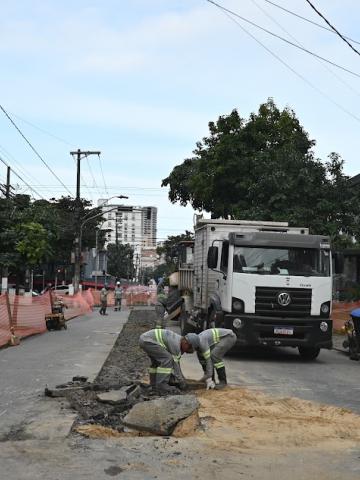 obra em rua com homens e máquina trabalhando. #paratodosverem