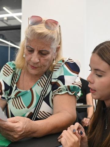 idosa é atendida por estudante #paratodosverem 