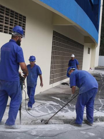operários atuando na obra #paratodosverem 