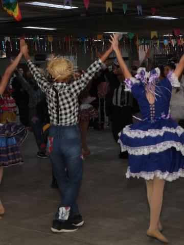 bailarinos dançando em festa junina #paratodosverem 