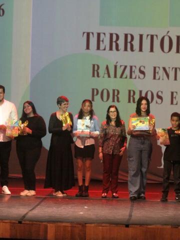 alunos premiados no palco #paratodosverem 