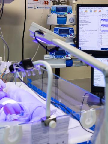 bebê sendo monitorado #paratodosverem 