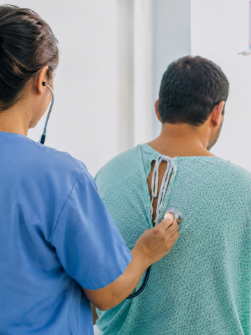 pessoa é atendida por médica #paratodosverem 
