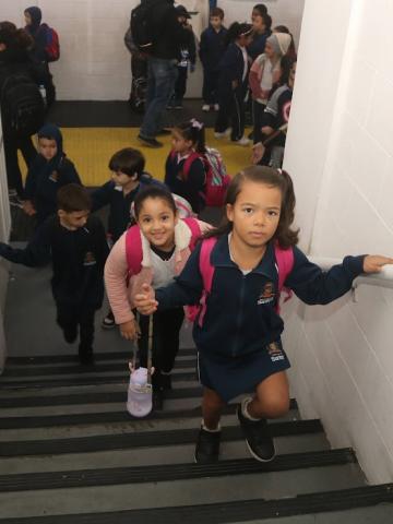 crianças subindo em escada #paratodosverem 