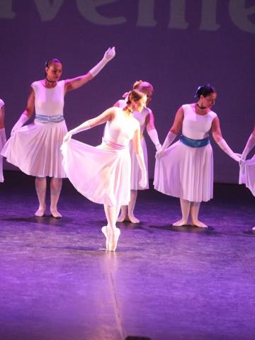 mulheres dançando em palco #paratodosverem