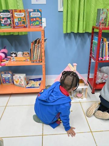 crianças olham livros #paratodosverem