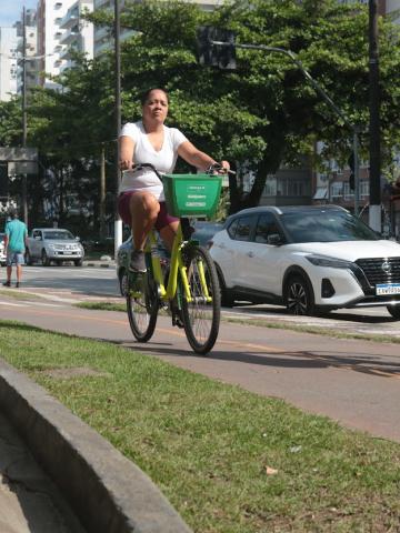 pessoas de bicicleta em ciclovia #paratodosverem 
