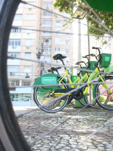 bicicletas paradas no posto de aluguel #paratodosverem 