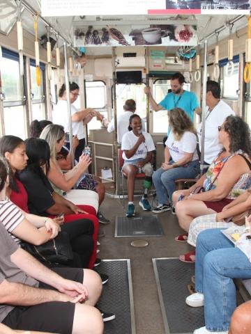 mulheres acompanham palestra dentro do bonde #paratodosverem 