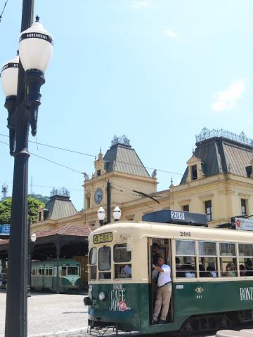 bonde circulando na frente do museu pelé #paratodosverem