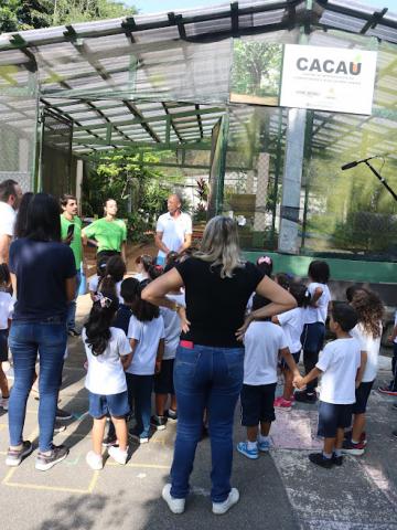 crianças em centro de meio ambiente #paratodosverem 