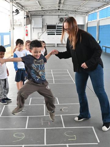 criança pulando amarelinha #paratodosverem