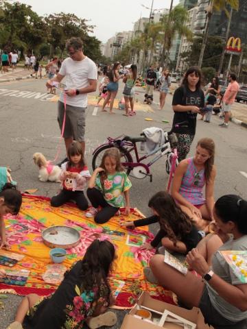 crianças brincando em rua  #paratodosverem
