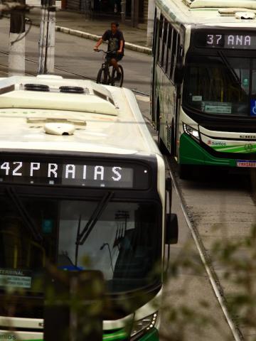 ônibus andando na rua #paratodosverem 