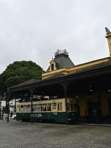 o bonde café em frente à estação do valongo. #paratodosverem