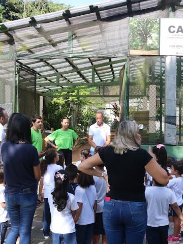 crianças em espaço com plantas #paratodosverem