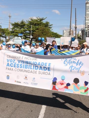 pessoas na caminhada do setembro azul #paratodosverem 